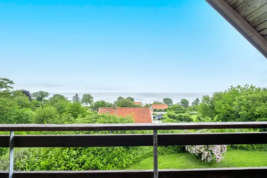 Udsigt over havet og haven fra balkon på 1. sal i Villa Bølshavn