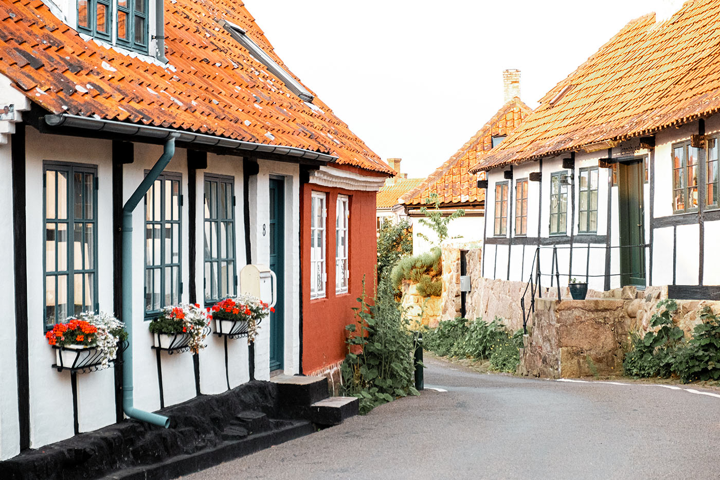 Gamle bindingsværkshuse, farverige sommerblomster, snoede gader og masser af feriestemning i Allinge-Sandvig