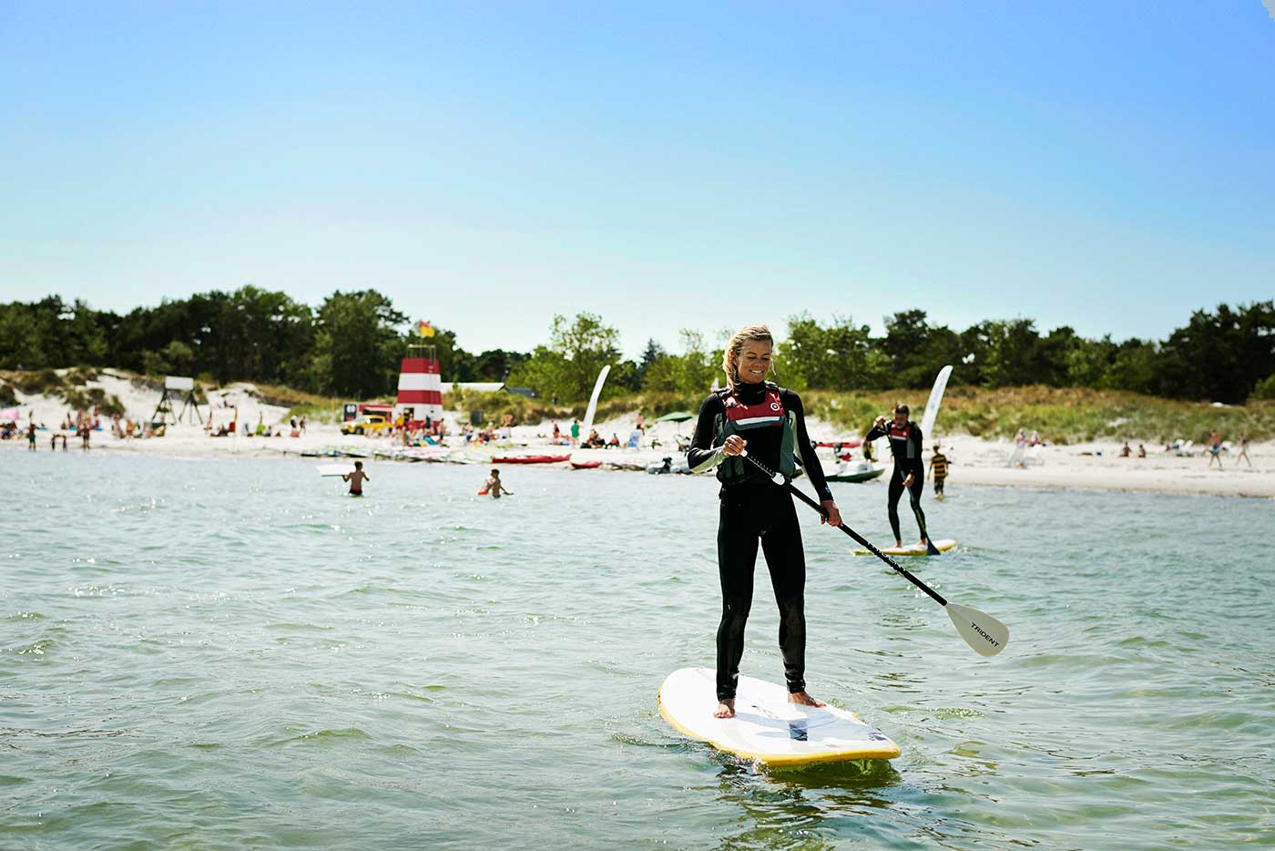 Kvinde på paddleboard på Balka Strand