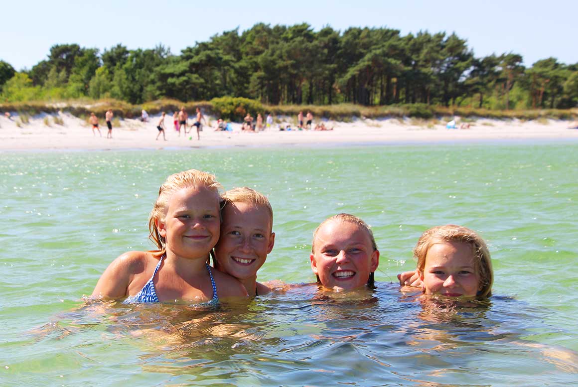 Børn i vandet på Balka Strand