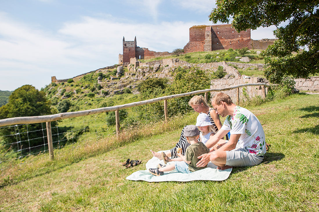 Familie hygger sig ved Hammershus Slotsruin