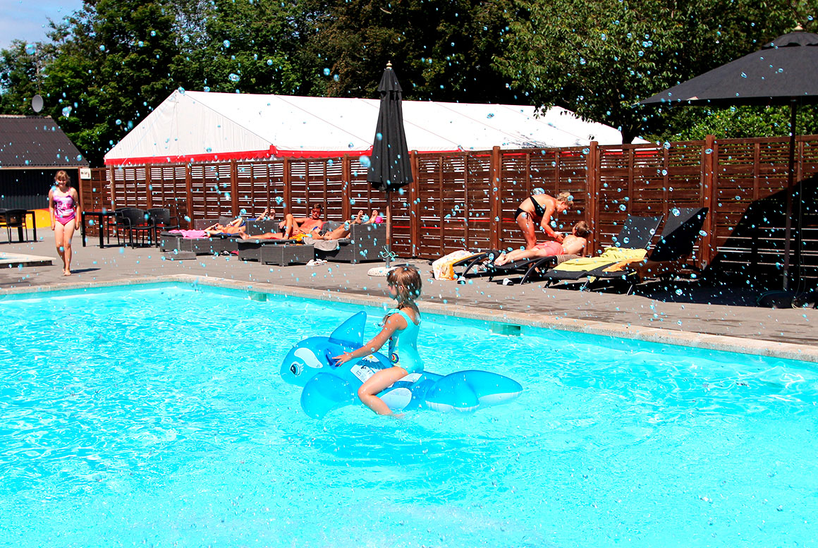 Store og små elsker swimmingpoolen ved Hasle Hytteby og Feriepark