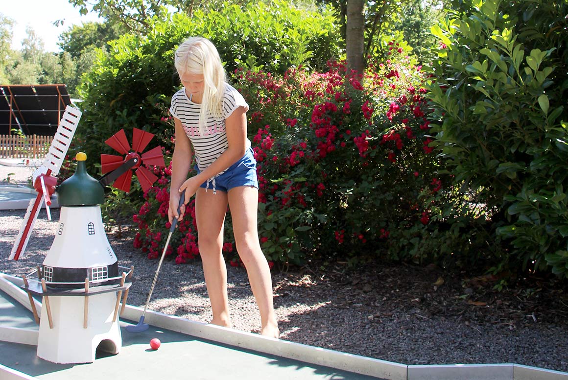 Lav et "hole-in-one" på minigolfbanen ved Hasle Feriepark og Hasle Hytteby