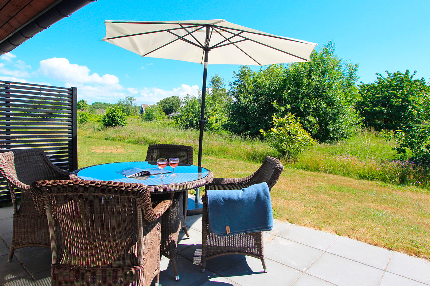 Strandløkkens feriehuse har en dejlig terrasse