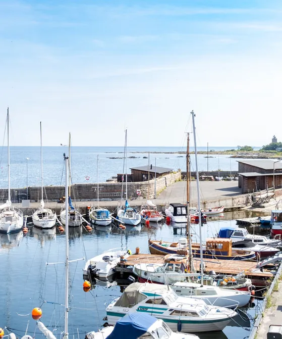 Nyd den smukke udsigt over Svaneke Havn fra din feriebolig i Østersøen