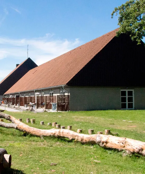 Sandvig Søpark ligger i et dejligt grønt område lige ved Hammerknuden