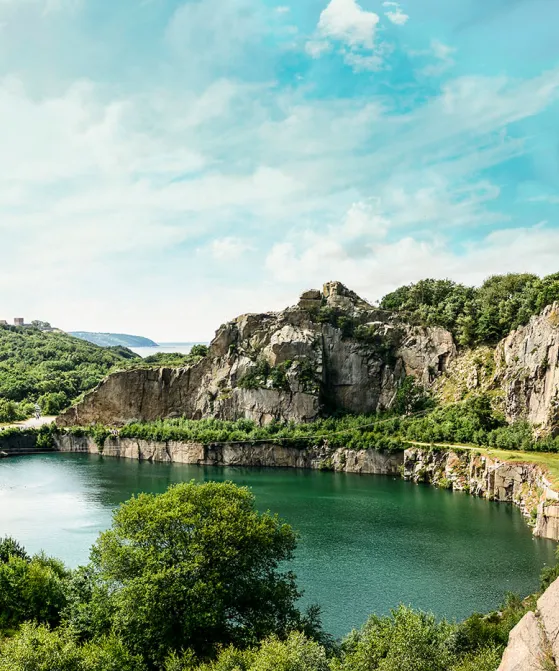 Opalsøen med blå himmel, sommer på Bornholm