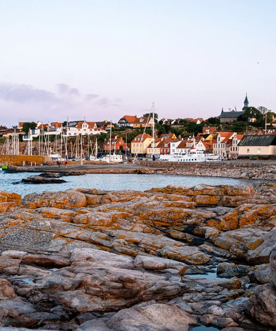 Gudhjem ligger smukt placeret på en bjergside og helt ned til vandet på Bornholm