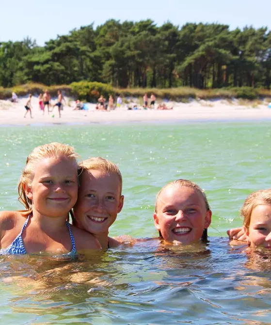 Børn i vandet på Balka Strand