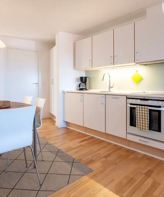 Køkken og spiseplads i ferielejlighed 16 på Casa Blanca i Gudhjem