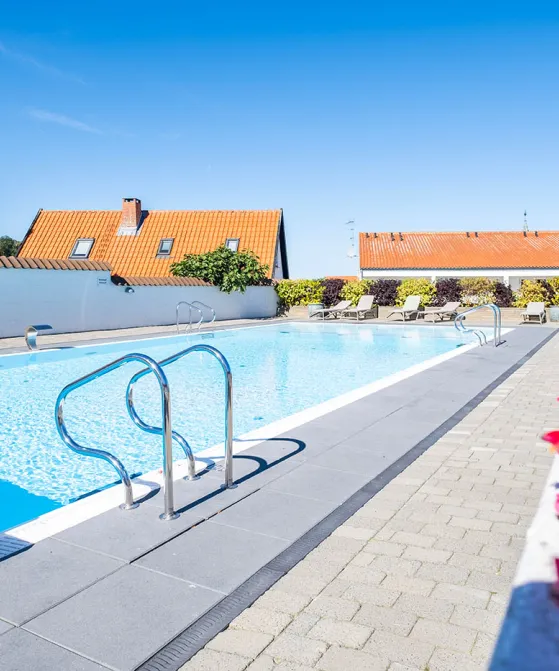 Nyd Casa Blancas dejlige swimmingpool i baghaven