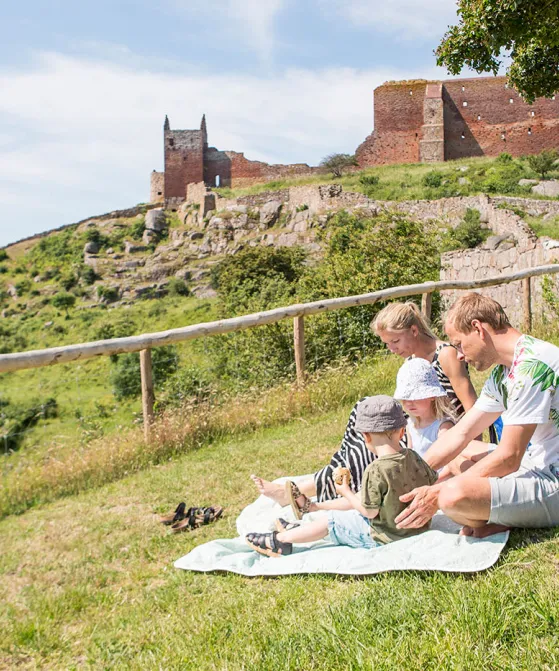 Familie hygger sig ved Hammershus Slotsruin