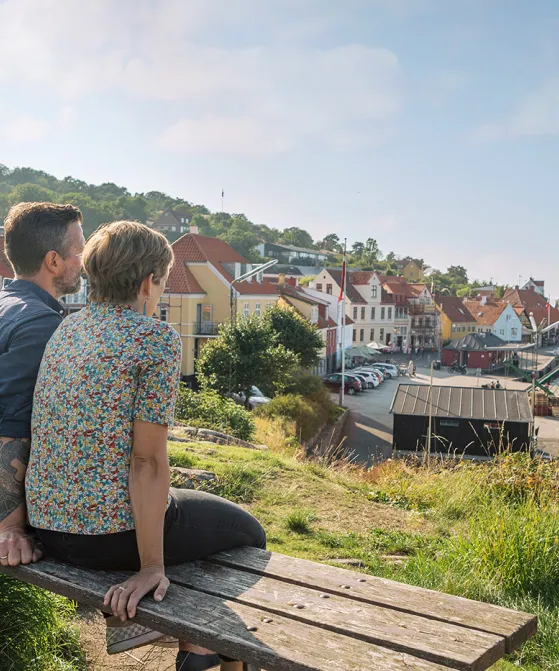 Par nyder udsigten over Gudhjem