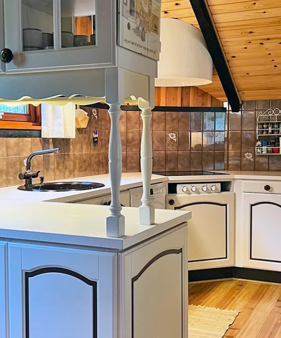 Retrohuset - Køkken med masser af bordplads