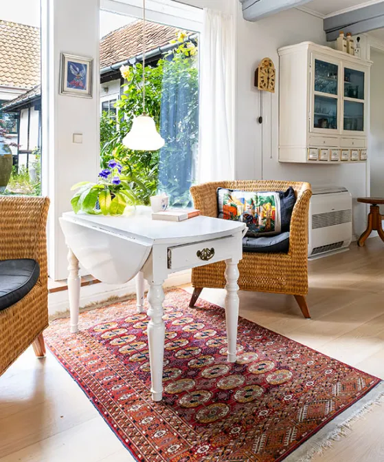 Hyggelig i et sommerhus med flettede stole