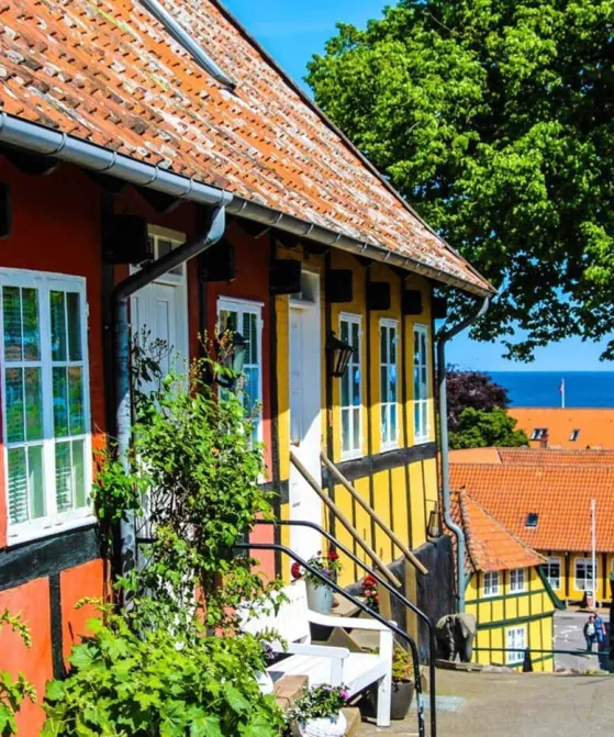 Skønne bindingsværkshuse i Svaneke på en solrig sommerdag