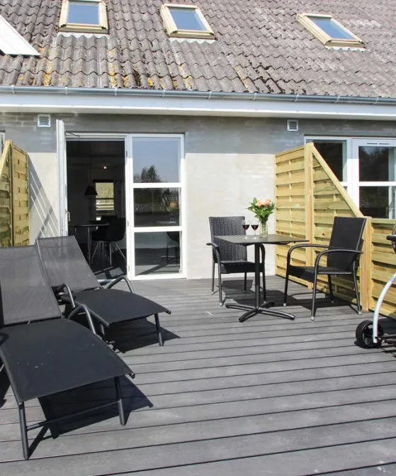 Terrasse med solsenge og grill