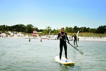 Kvinde på paddleboard på Balka Strand