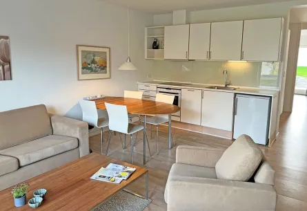 Stue og køkken i ferielejlighed nr. 2 på Casa Blanca i Gudhjem, Bornholm