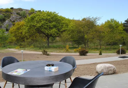 Sandvig Søpark - terrasse med udsigt til Hammerknuden