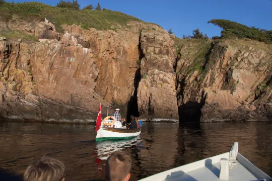 Tag på bådtur langs Hammerens kyst og se øen fra et nyt perspektiv