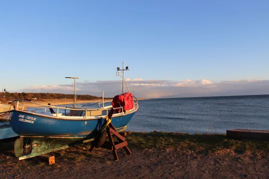 Båd ved stranden i Boderne