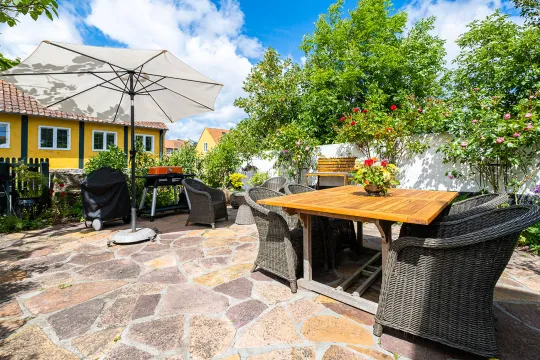 Helligkildehuset - Terrasse med havemøbler og grill