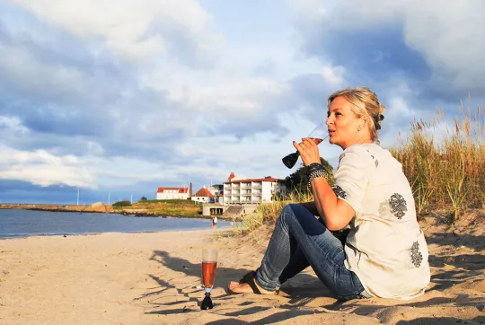 Slap af med et glas vin på Sandvig Strand