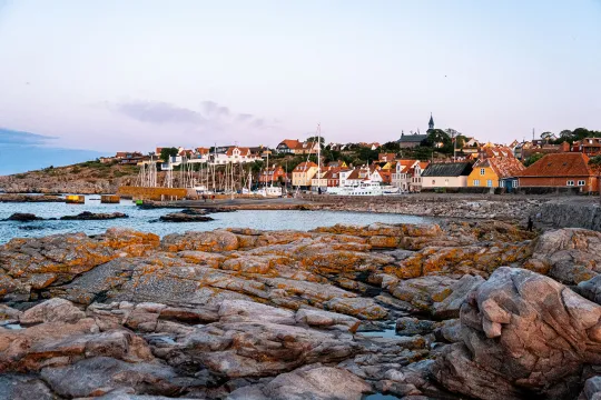 Gudhjem ligger smukt placeret på en bjergside og helt ned til vandet på Bornholm