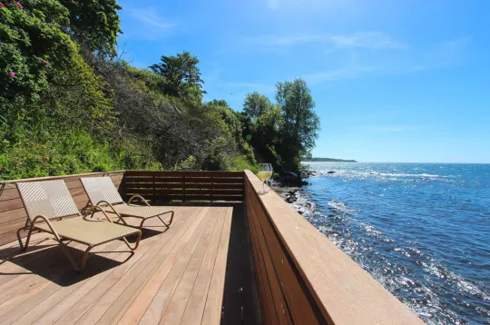 Fredensborg Badehotel har terrasse hele nede ved havet