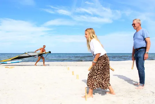 Alle generationer hygger sig på stranden