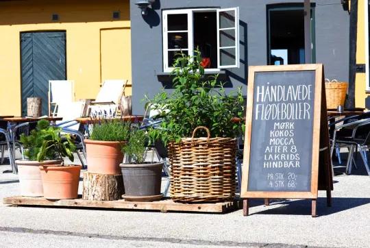 Smag bornholmske specialiteter på havnen i Gudhjem