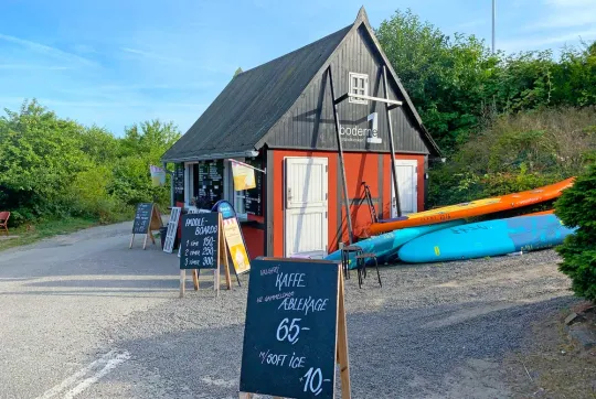 Tag forbi den lille hyggelige Café ved stranden