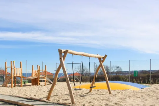 Lejeplads med hoppepude i Gudhjem Søpark på Bornholm