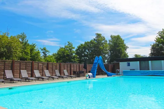 Glæd dig til sol og afslapningen ved Hasle Ferieparks pool