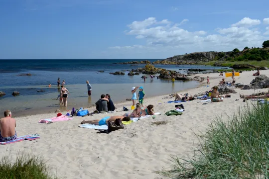 Næs strand er en hyggelig lille strand i den nordlige del af Allinge