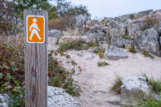 Kyststien på Bornholm er markeret med denne skiltning