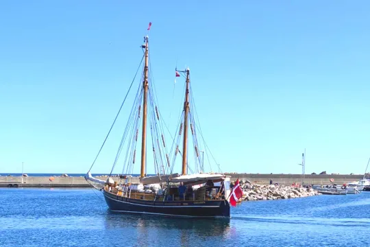 Nyd havnestemningen i Tejn-Sandkås