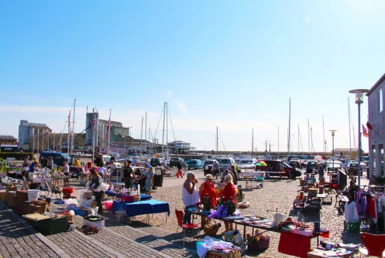 Hyggelig stemning på loppemarked på Nexø Havn