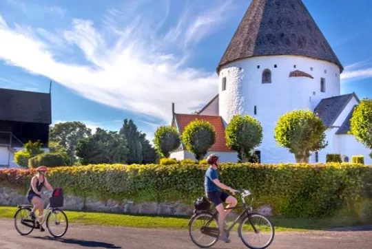 Rundkirke og cyklister