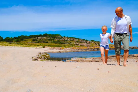 Tag en tur hånd-i-hånd langs Sandvig Strand