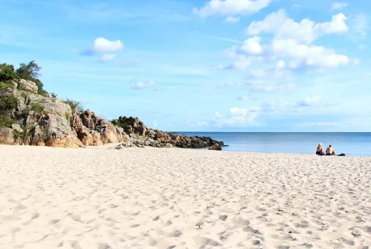 Sandkås Strand ligger nedenfor Hotel Abildgård