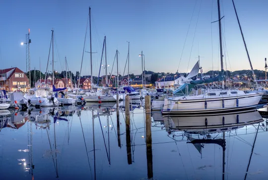 Der er skøn havnestemning i den nærliggende havn i Tejn