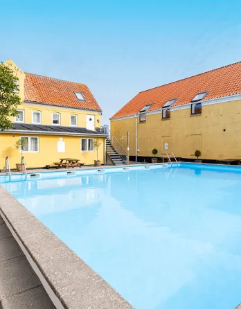 Købmandsgården i Gudhjem byder på en hyggelig gård med swimmingpool
