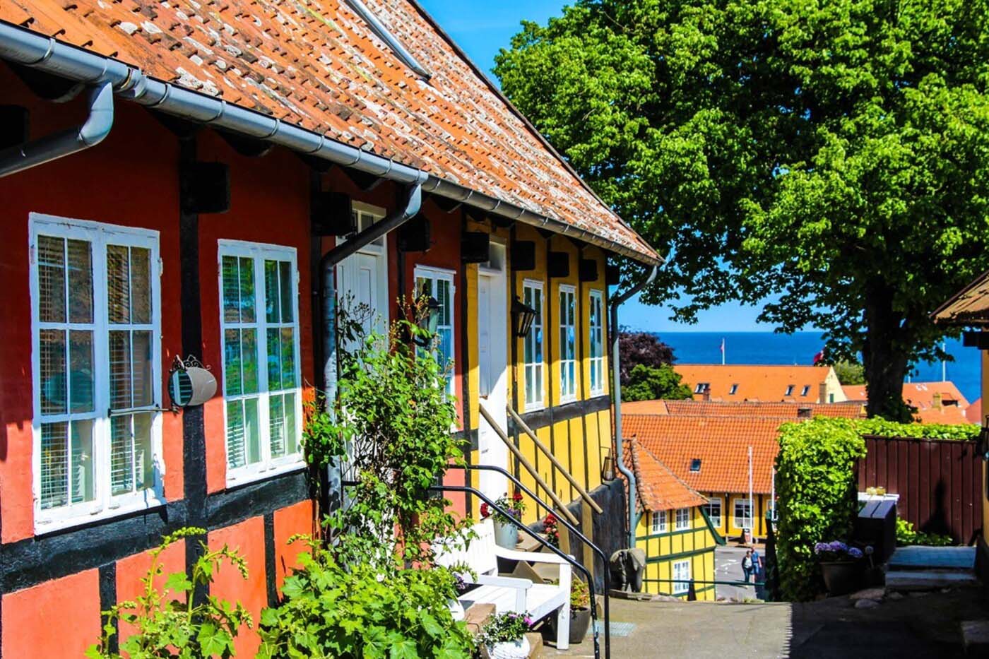 Skønne bindingsværkshuse i Svaneke på en solrig sommerdag