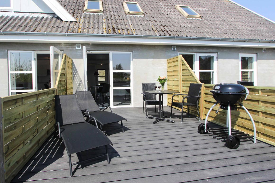 Terrasse med solsenge og grill